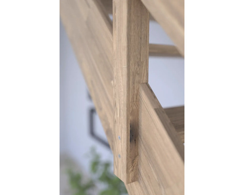 Detalj av en trätrappa med bärande element och steg