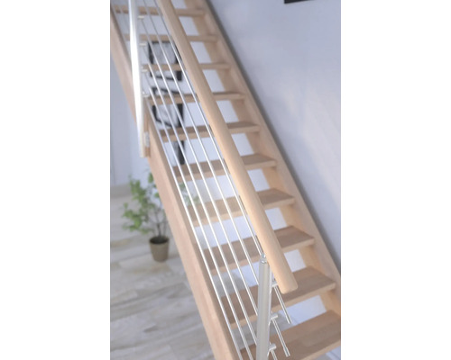 Trätrappa med rostfritt räcke inomhus