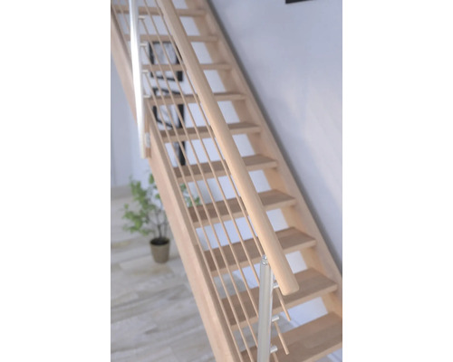 Trätrappa med räfflade metallstänger