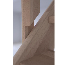 Detaljvy av en trätrappa som visar konstruktionen och materialet.