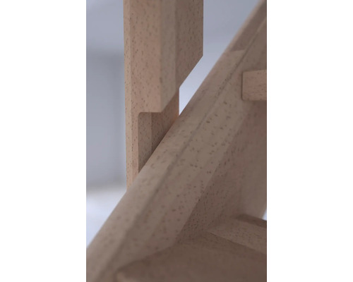 Detaljvy av en trätrappa som visar konstruktionen och materialet.