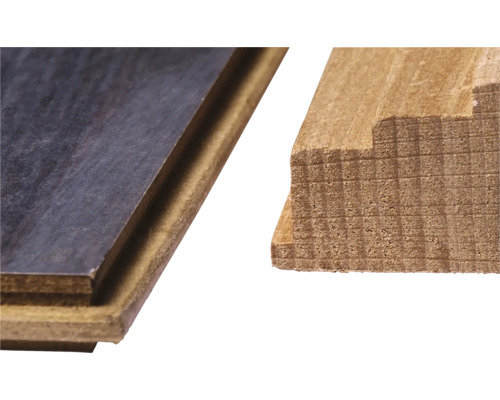 Närbild av laminatgolv och golvlist