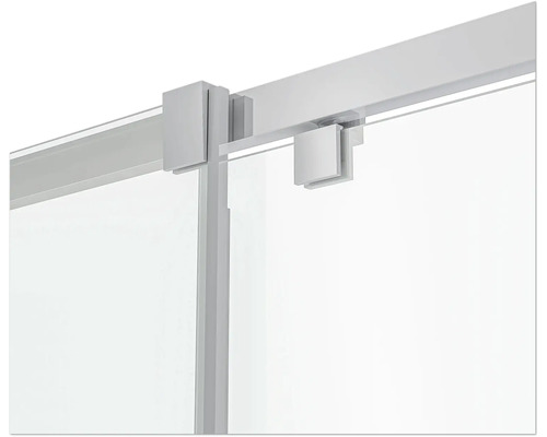 Detalj av en duschkabin med transparent glas och metallram