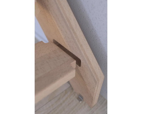 Närbild av en trätrappa med väggfäste