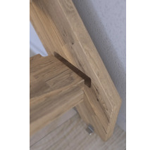 Detaljvy av en trämöbel med metallelement
