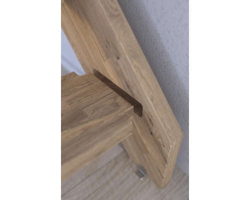 Detaljvy av en trämöbel med metallelement