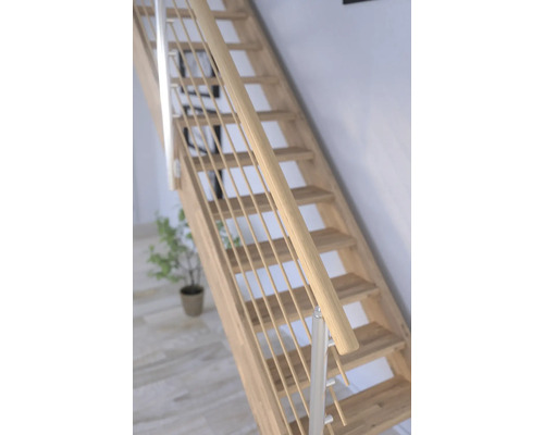 Trätrappa med rostfritt stålräcke inomhus