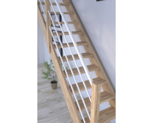Trätrappa med vit räcke