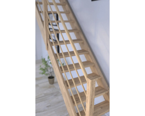 Trätrappa med räcke inomhus