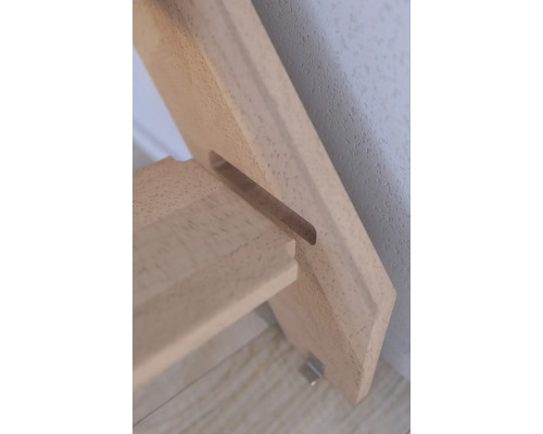 Detaljvy av en trahylla med en utskärning för montering på en vägg