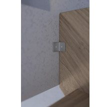 Detaljbild av en metallmöbelfäste på en träskiva
