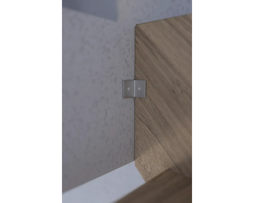 Detaljbild av en metallmöbelfäste på en träskiva