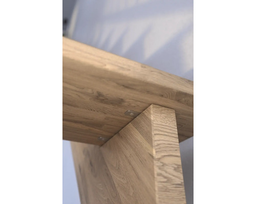 Detalj av ett träbord som visar ådring och konstruktion