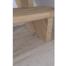 Detalj av en trätrappa med fästvinkel