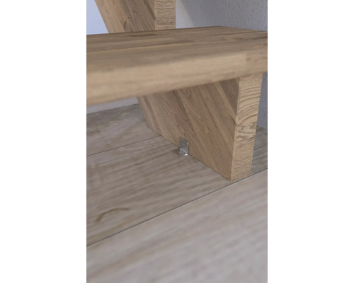 Detalj av trätrappa med golvfäste