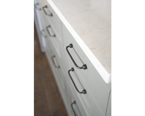 Skåp med lådor och handtag