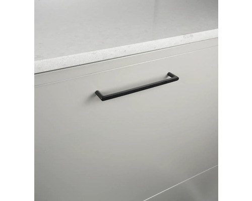 Skåpfront med ett linjärt möbelhandtag