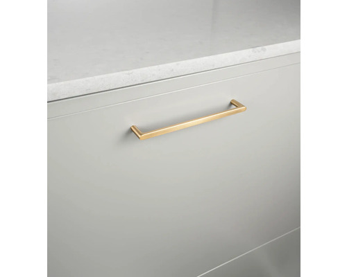 Skåpdetalj med rakt, gyllene handtag