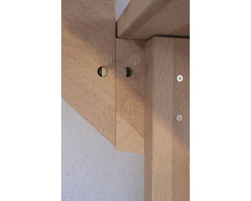 Detaljvy av trätrappkonstruktion med skruvar