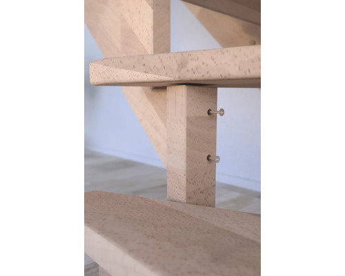 Detaljbild av trätrappa med bultfäste.