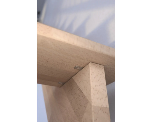 Detaljvy av en trähylla med fäste