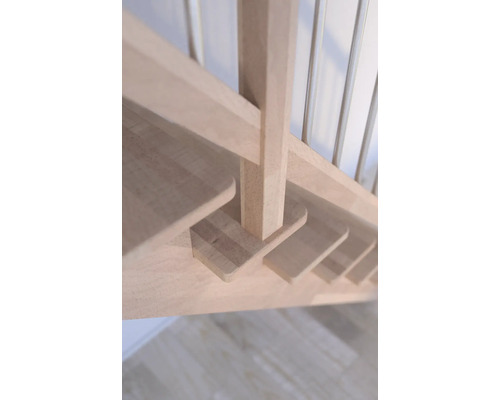 Detaljbild av trätrappa med räcke