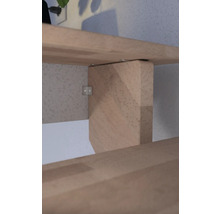 Detalj av en hylla med trähyllor och fyrkantigt trästöd.