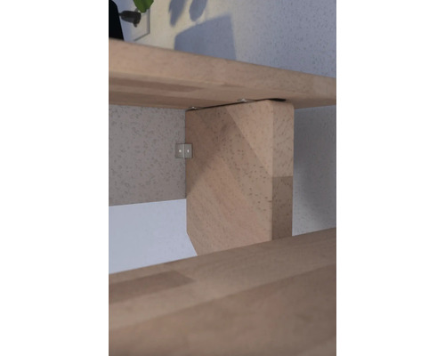 Detalj av en hylla med trähyllor och fyrkantigt trästöd.