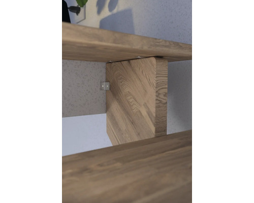 Detaljvy av en trähylla med stöd