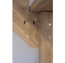 Detaljvy av en träfog med bultar