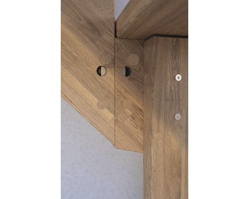 Detaljbild av en träram med anslutningsstycken.