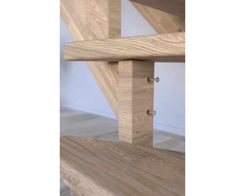 Närbild av en trätrappa med steg och fästen.