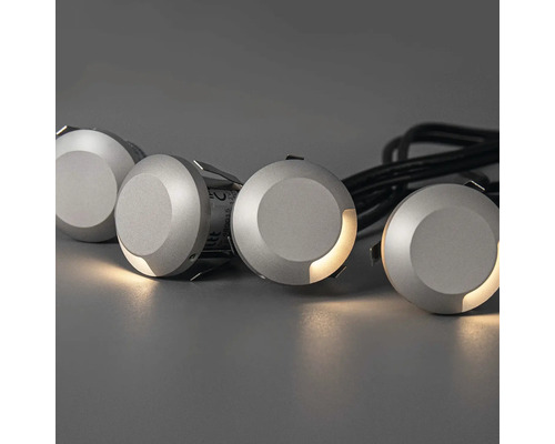 Fyra runda infällda spotlights i metall med kablar