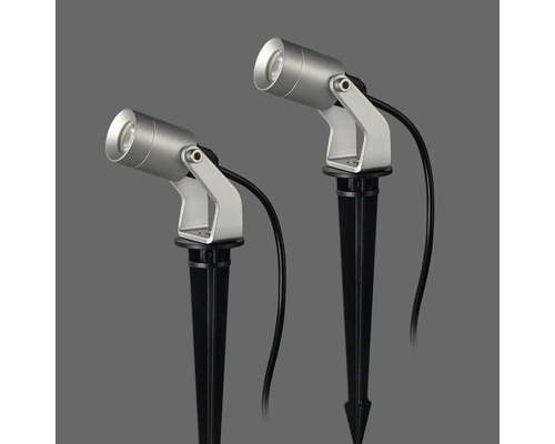 Två trädgårdsstrålkastare med markspett