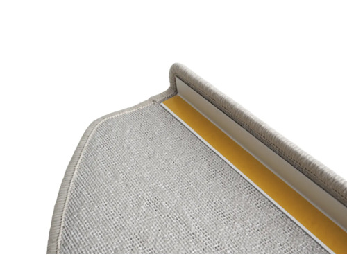 Detaljbild av trappsteg med matta och monteringstejp