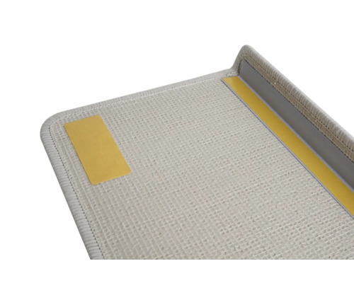 Detaljvy av en ljus dörrmatta med tejp för montering