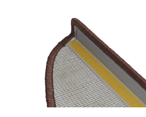 Detalj av trappsteg med brunt kantskydd och fästband