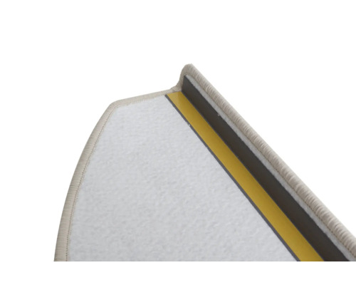 Detaljvy av trappsteg med matta och självhäftande remsor