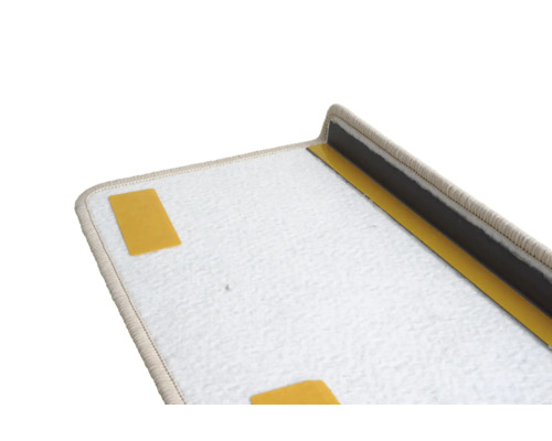 Detaljvy av en trappstegsmatta med tejp och vinkel