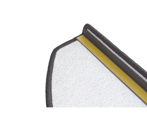 Detaljvy av trappsteg med trapplöpare och monteringstejp