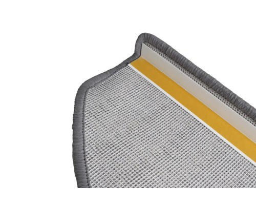 Detalj av trappsteg med matta och tejp för fastsättning.