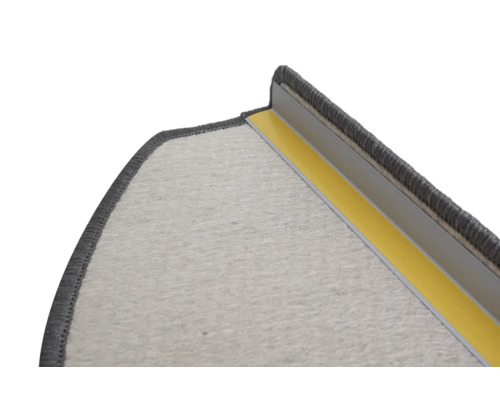 Detalj av trappsteg med matta och kantskydd