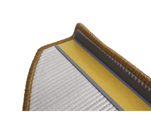 Detaljvy av en trappstegsmatta med tejp för fastsättning