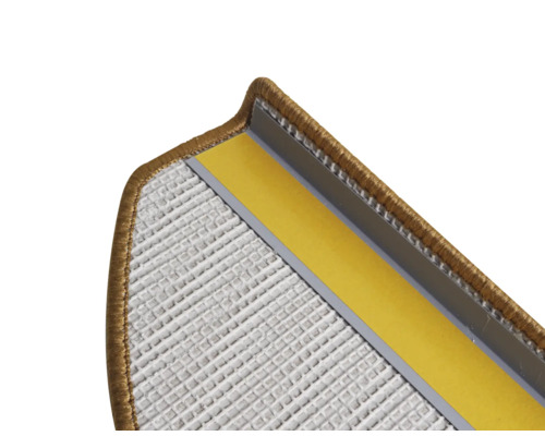 Detalj av trappsteg med matta och fästtejp