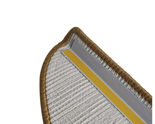 Detaljvy av en mattkant med övergångsprofil