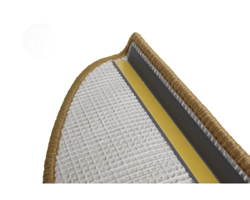 Detaljvy av en trappmatta med tejp och langettering