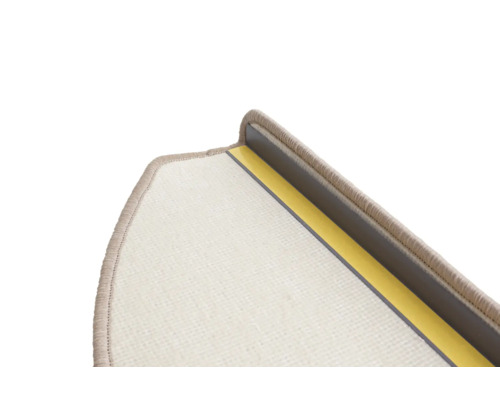 Detaljvy av en trappmatta med avtagbar självhäftande yta