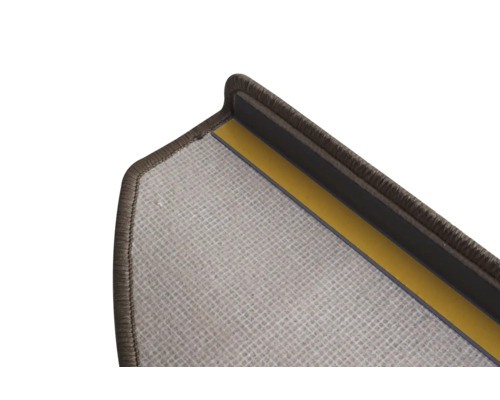 Detaljvy av en trappmatta med kantskydd och tejp