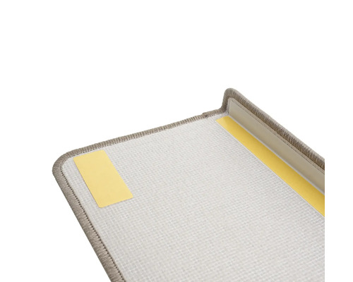 Detaljvy av ett trappsteg med matta och tejp för fastsättning.