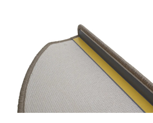 Detaljvy av en trappsteg med matta